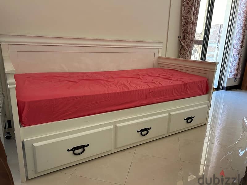 Daybed for sale in very good condition with mattress 2