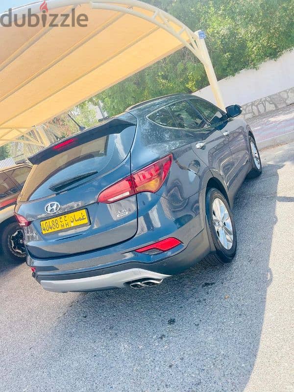 Hyundai Santa Fe 2016 Model oman car for urgent sell 3