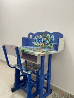 kids Stuyding Table in a good condition 0