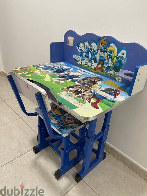 kids Stuyding Table in a good condition 2