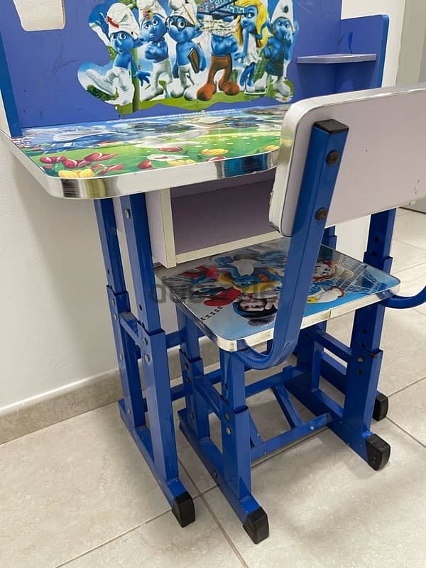 kids Stuyding Table in a good condition 5