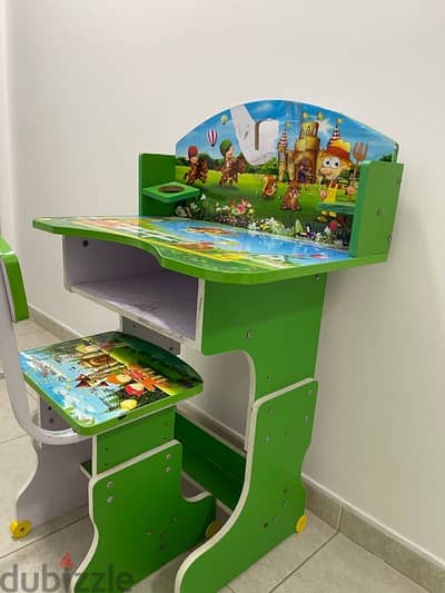 Green kids Studying table in a good condition