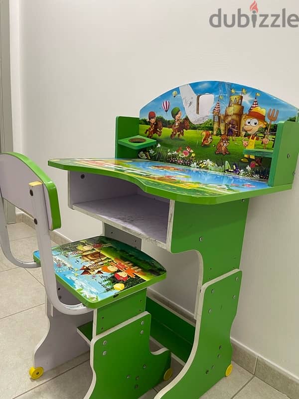 Green kids Studying table in a good condition 1