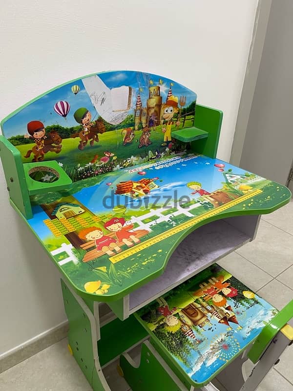 Green kids Studying table in a good condition 2