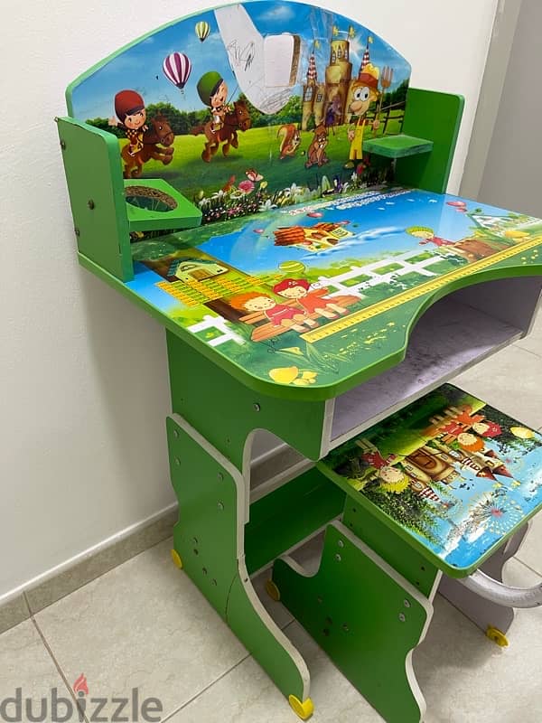 Green kids Studying table in a good condition 3