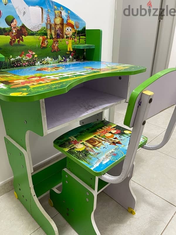 Green kids Studying table in a good condition 4