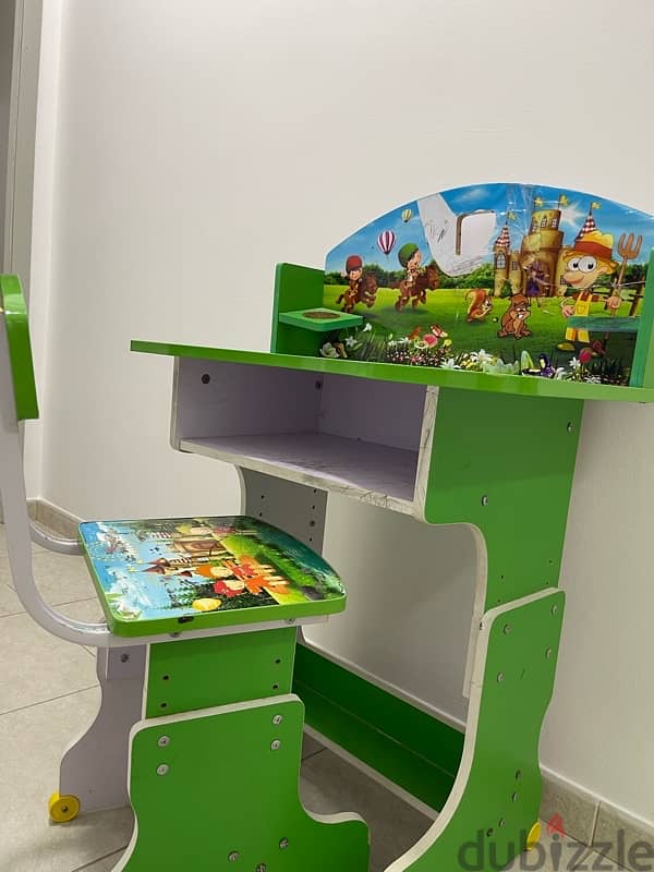 Green kids Studying table in a good condition 5