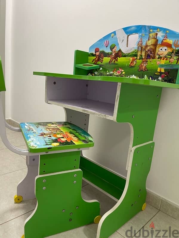 Green kids Studying table in a good condition 6