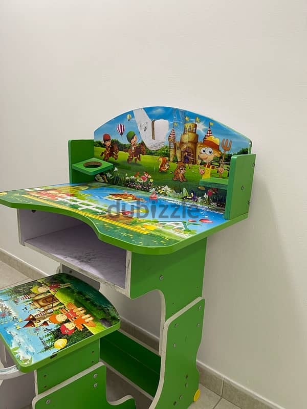 Green kids Studying table in a good condition 7