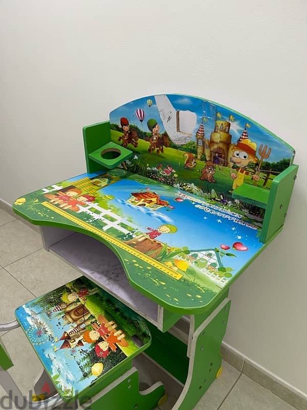 Green kids Studying table in a good condition 8