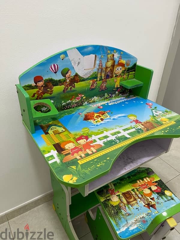 Green kids Studying table in a good condition 9