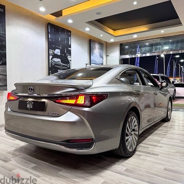 Lexus ES 300 2019 3