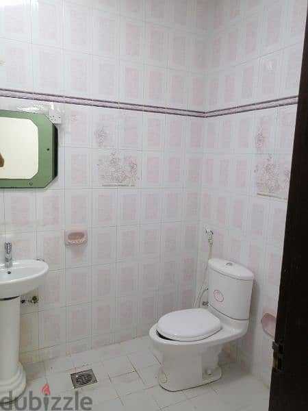 غرفه مع حمام. الخوير ١٠٠ ريال. room with private bathroom 3