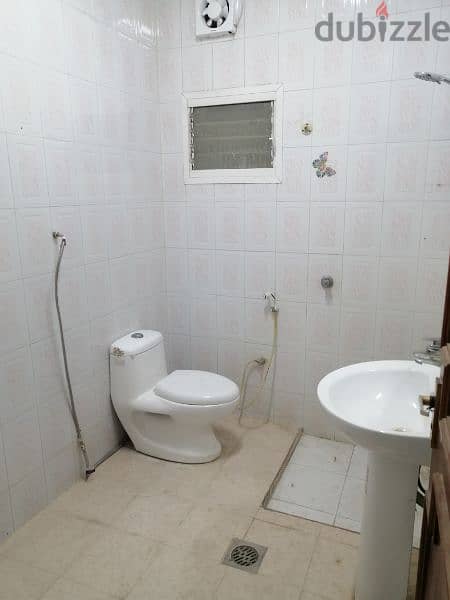 غرفه مع حمام. الخوير ١٠٠ ريال. room with private bathroom 7