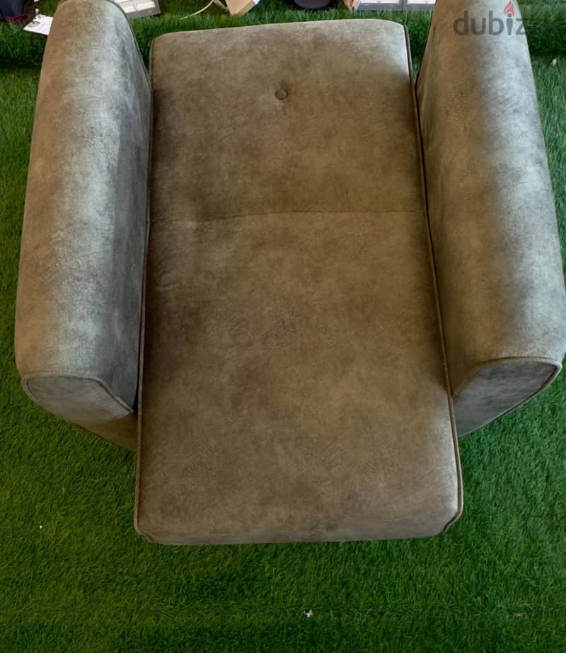 One seater sofa  brand new condition 1