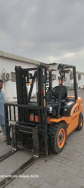 forklift for rent avalibal 4