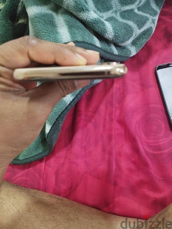 I phone xs max 512gb with excellent condition cable ,cover 3