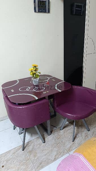 Dinning table with four chair with good comndition 1