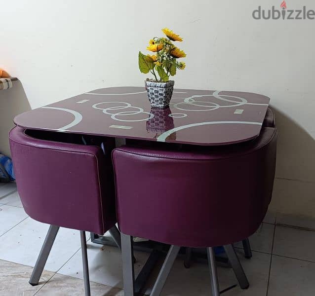 Dinning table with four chair with good comndition 3