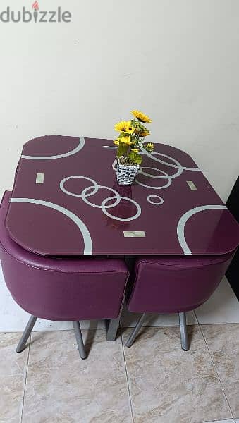 Dinning table with four chair with good comndition 4