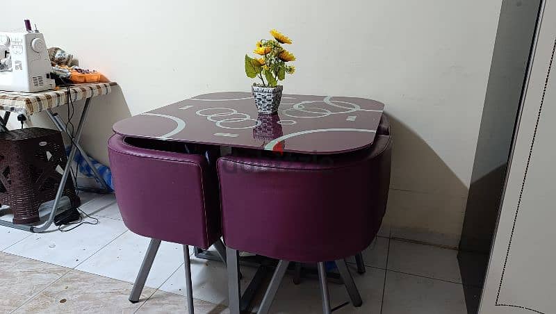 Dinning table with four chair with good comndition 7