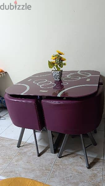 Dinning table with four chair with good comndition 8