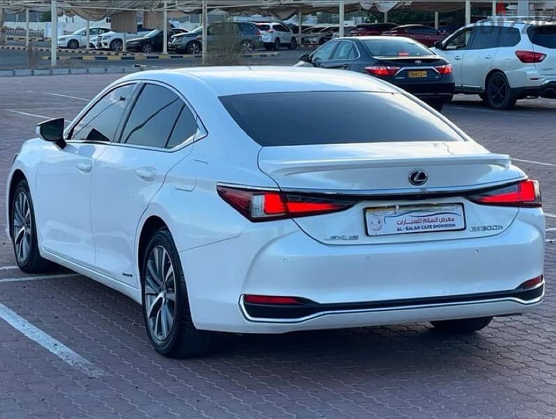 Lexus ES 300 2020 4