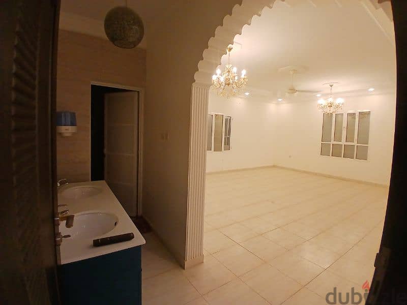 An 8 rooms Vila for sale 3