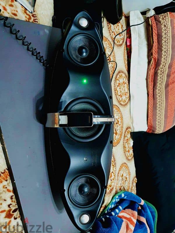 Zeppelin Bowes and Wilkins aux speaker 4