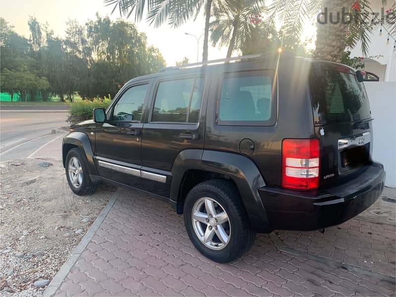 Black Jeep Cherokee 2008 1