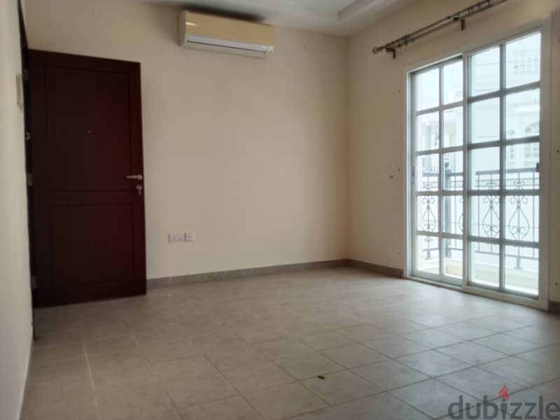 6Me10 Modern style four-bedrooms villas for rent in shatti Qurum 4