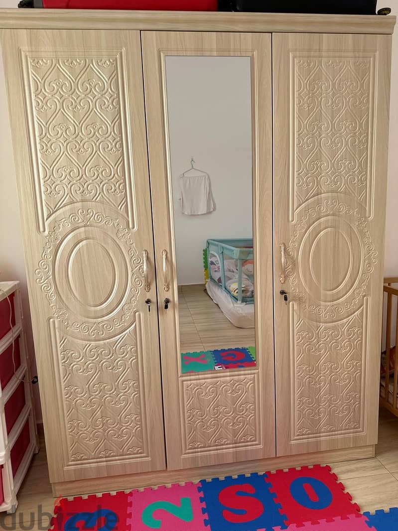 Cabinet 3 doors with mirror 0