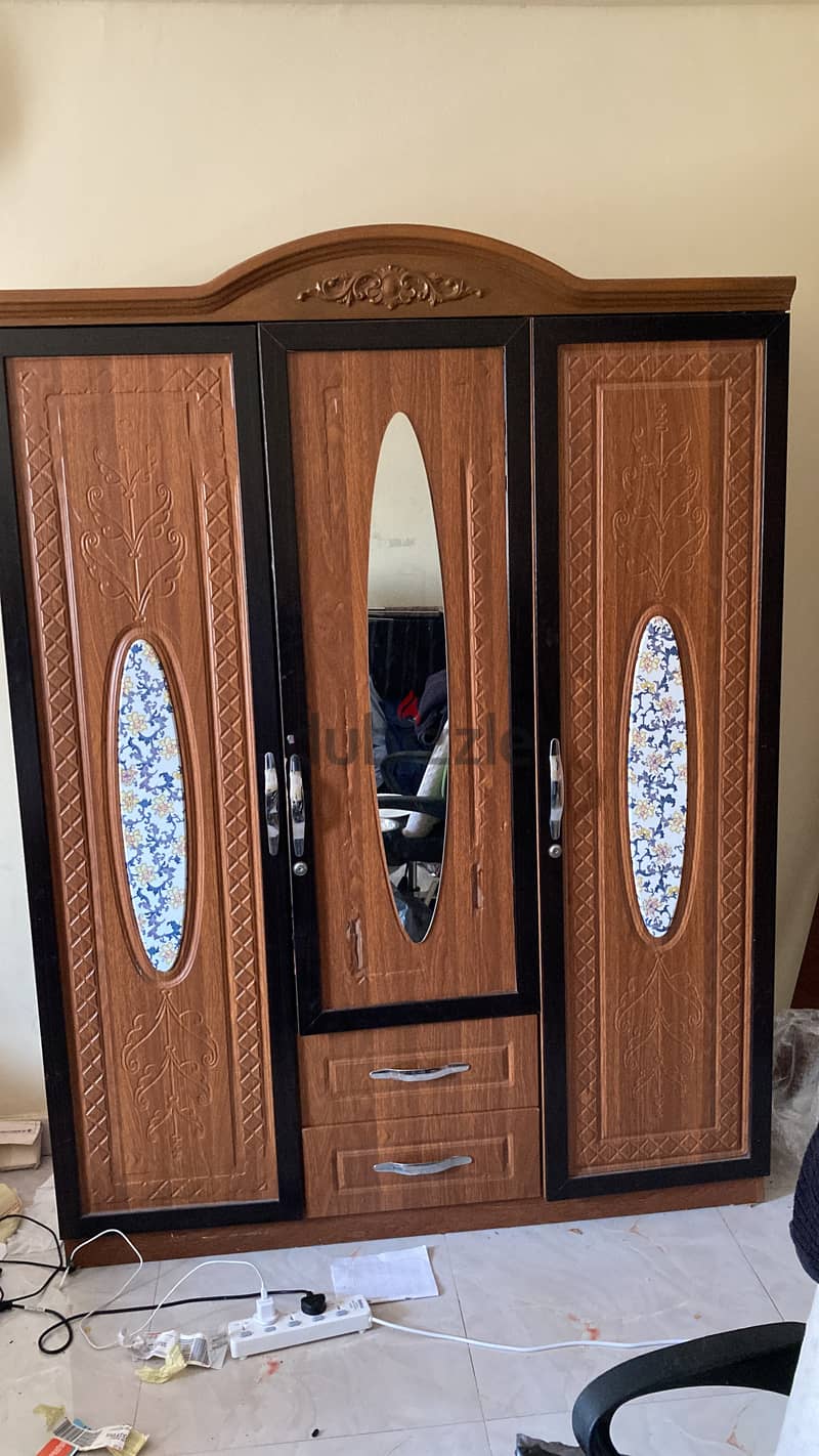 3 door cupboard for sale in good condition 4