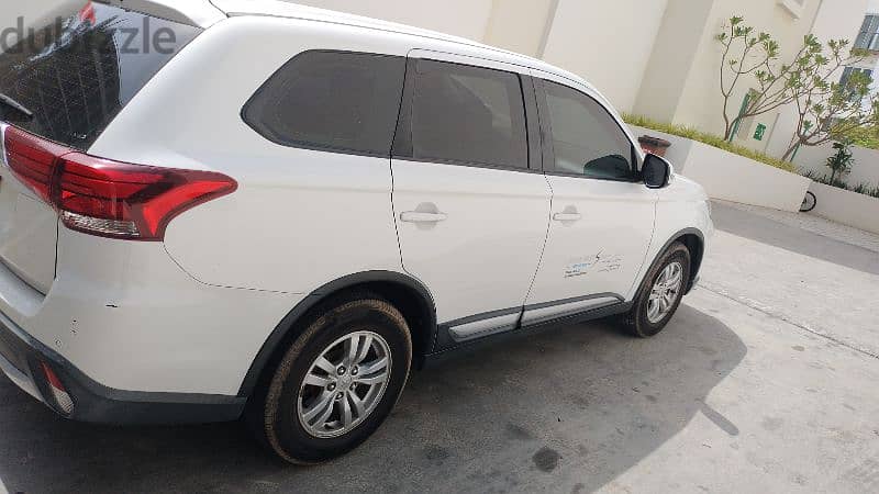 SUV Mitsubishi outlander 4x4 AWD 16 Rials 1