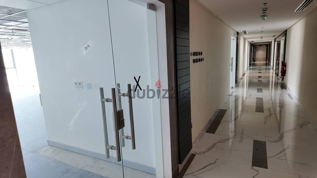 Large office for sale (25% downpayment) مكتب للبيع 1