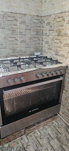 In very good condition used Cooker 5