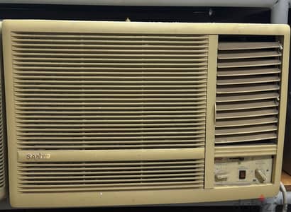 urgent far selling window ac 1.5 tunes big compressor, neat and clean