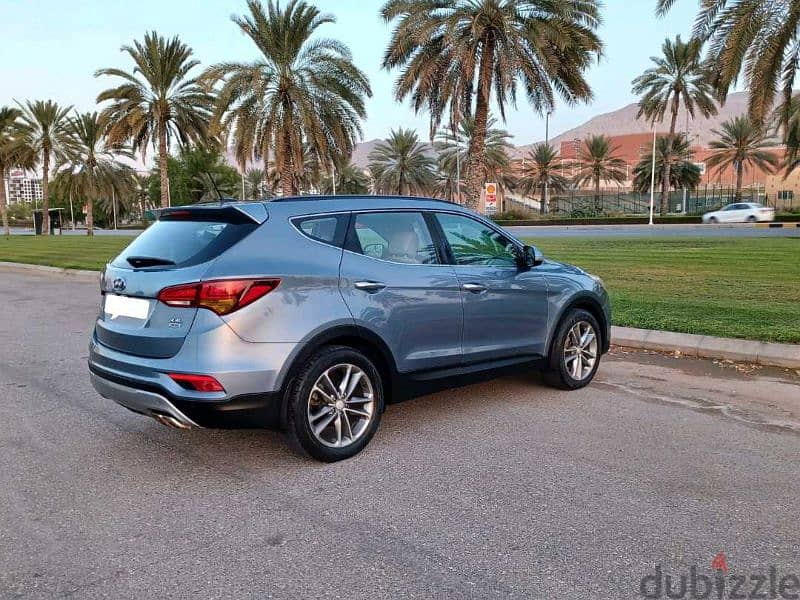 Hyundai Santa Fe 2017 "OMAN CAR"  good condition for sale 3