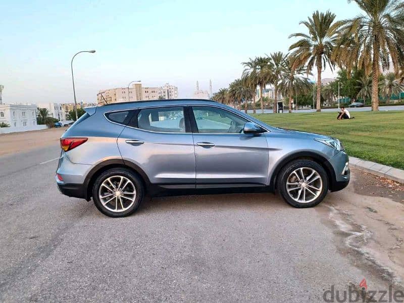 Hyundai Santa Fe 2017 "OMAN CAR"  good condition for sale 7