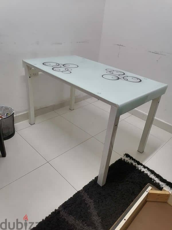 Dining table without chairs طاولة طعام بدون كراسي 2