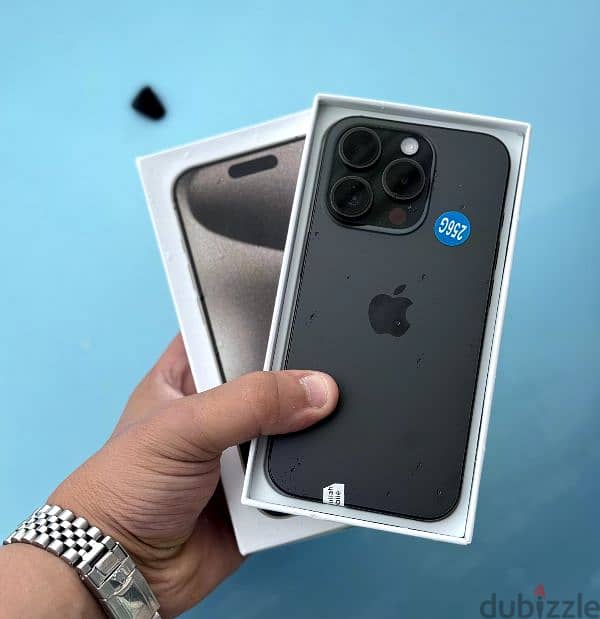 عرض خاص : iPhone 15 pro 256gb الهاتف بحالة الوكالة بدون اي شموخ 0