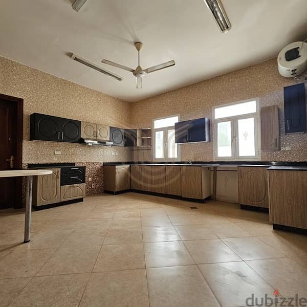 Villa in compound for rent in shatti Al Qurm, price 650 OMR 6