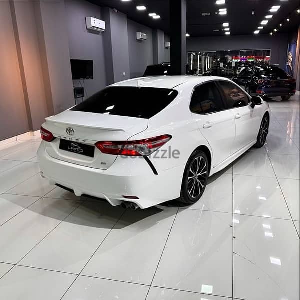 Toyota Camry 2020 3