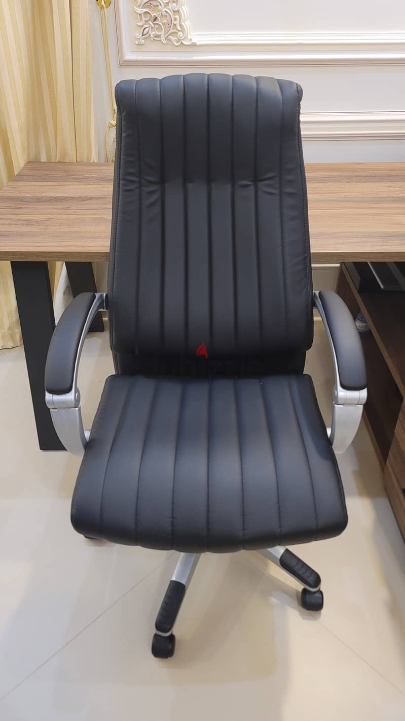 Luxurious wooden work desks with office chairs 5