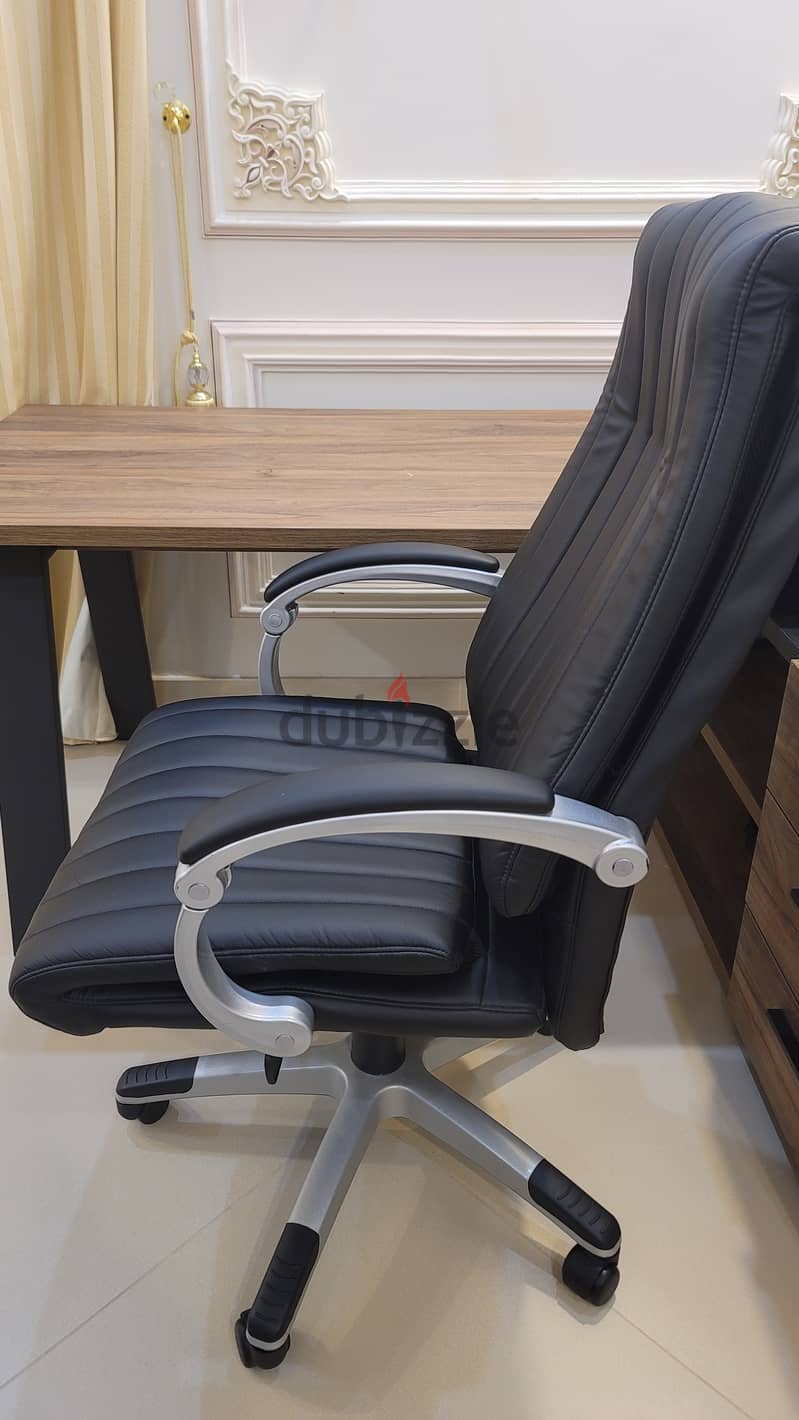 Luxurious wooden work desks with office chairs 7