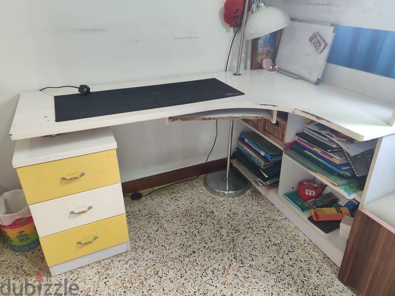 KIDS  STUDY  TABLE  FOR  SALE 1