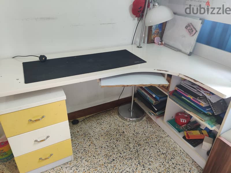 KIDS  STUDY  TABLE  FOR  SALE 3