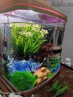 aquarium with full accessories and fishes. 20 omr. 0