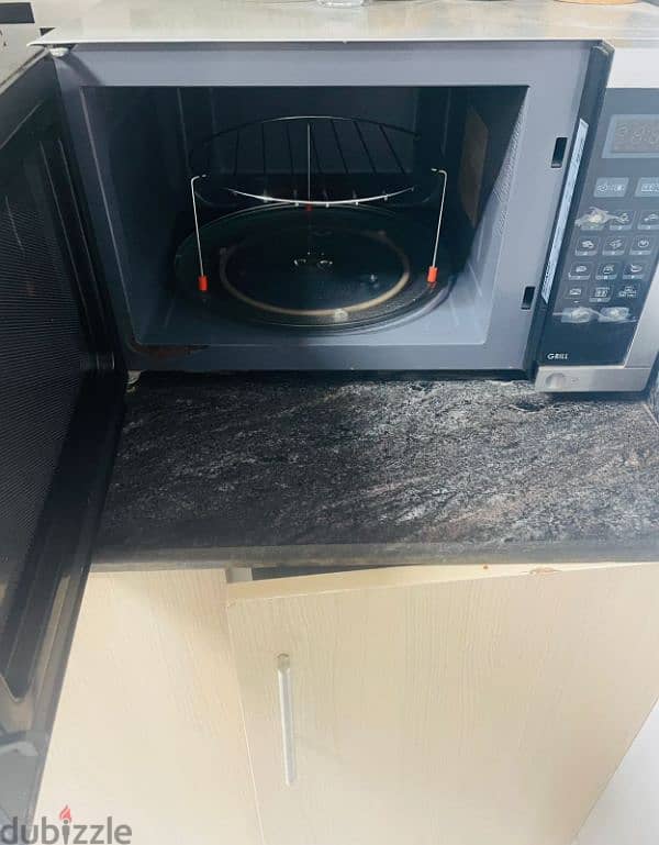 Good conditioned microwave oven with Grill for sale 0