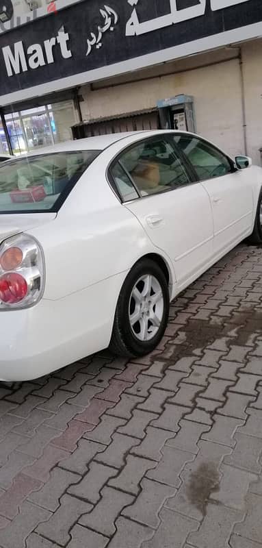 Lady using Nissan Altima 2007 for Sale 2